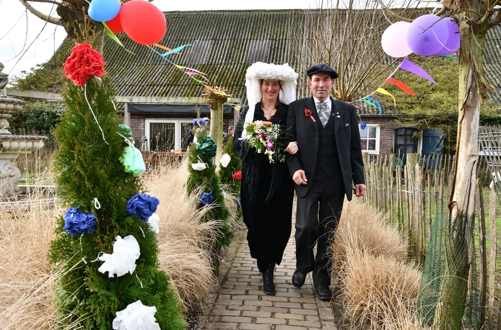 Boerenbruidspaar Andy en Karin in de onecht verbonden
