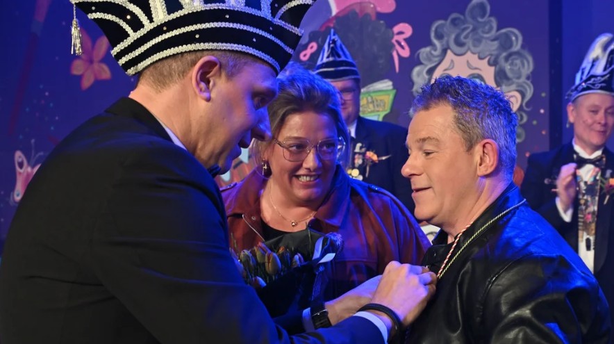 Harold Richters ontvangt Zilveren Krut tijdens zittingsavonden Krutjesgat