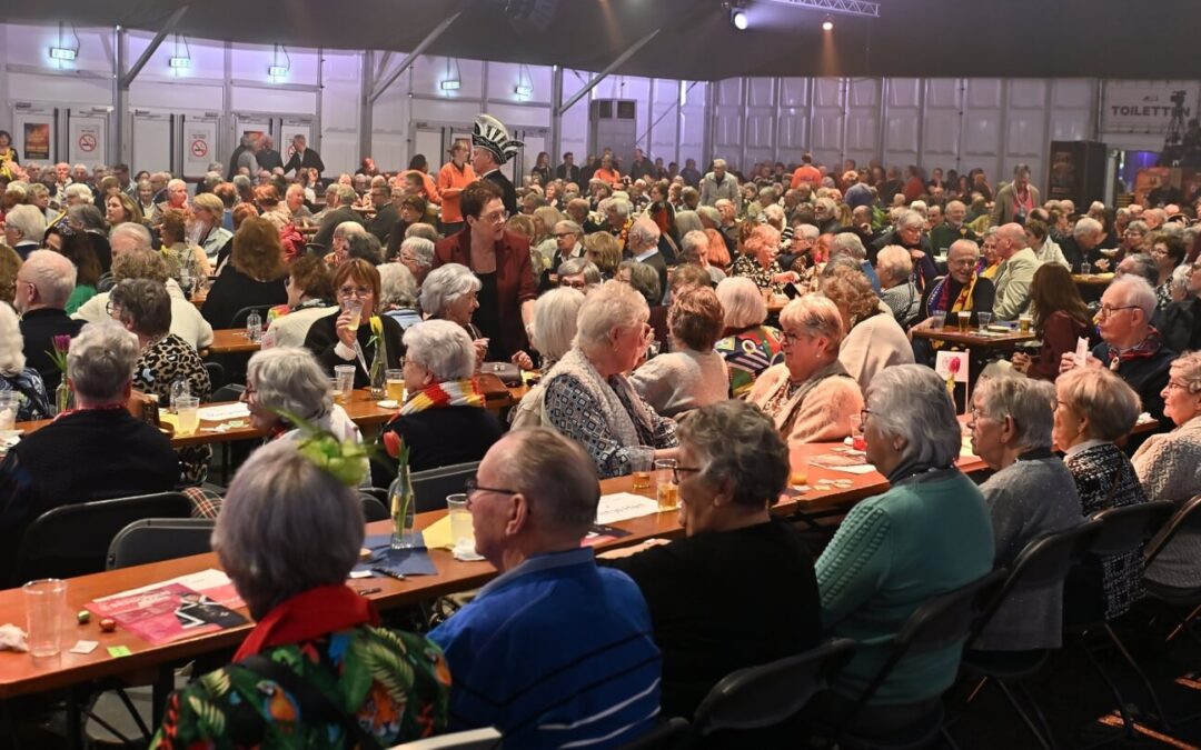 Uitverkochte zaal tijdens een sfeervolle seniorenmiddag